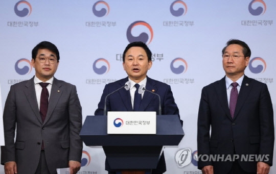 원희룡 국토교통부 장관이 28일 오전 정부서울청사 별관에서 영종·인천대교 통행료 인하 관련 브리핑을 하고 있다. 사진 왼쪽부터 국민의 힘 배준영 의원, 원희룡 장관, 유정복 인천시장. 사진 연합뉴스